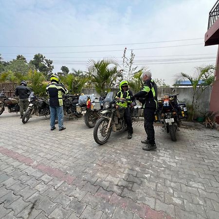 Hotel Ama Garden Sauraha Exterior foto