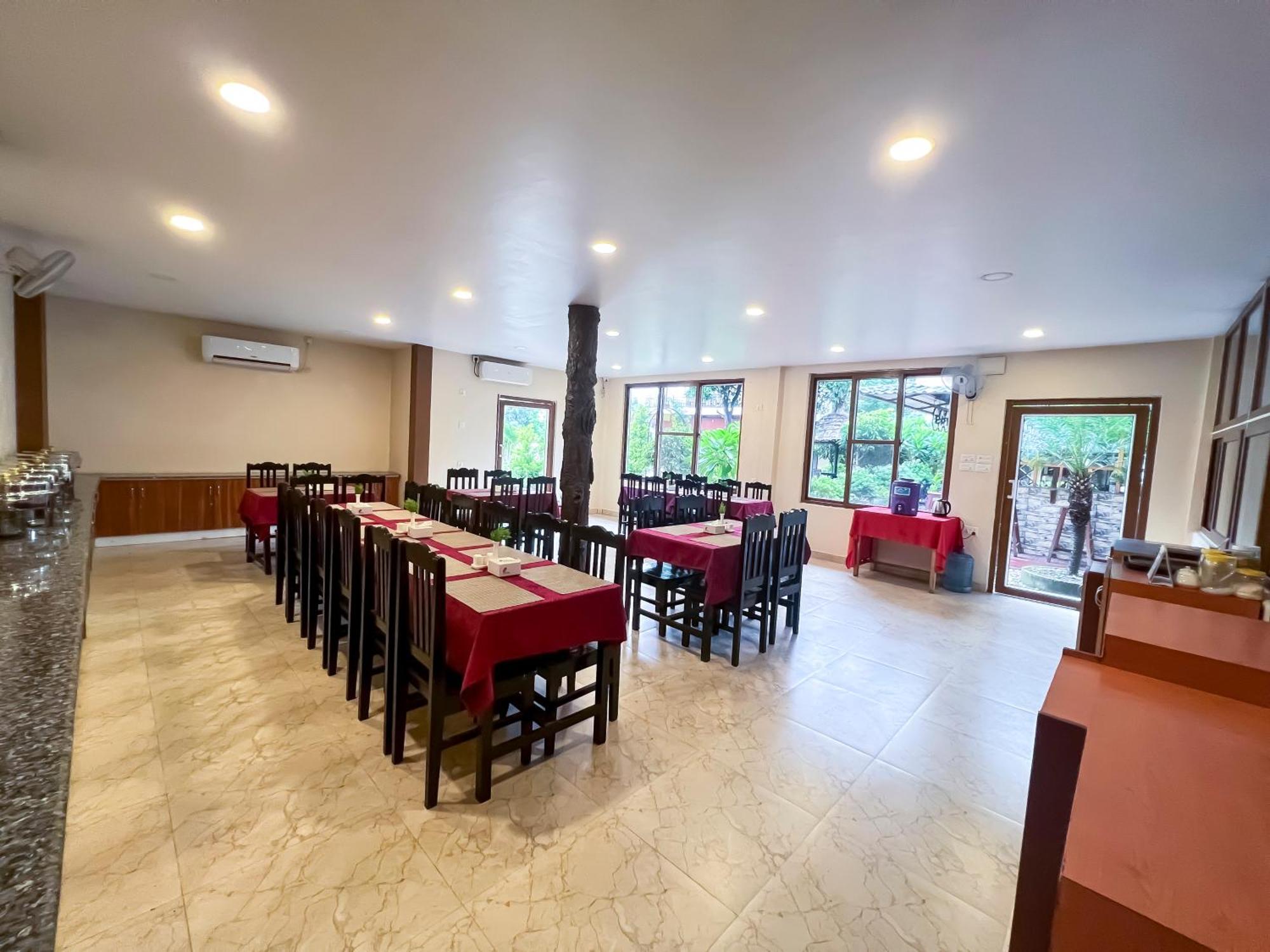 Hotel Ama Garden Sauraha Exterior foto