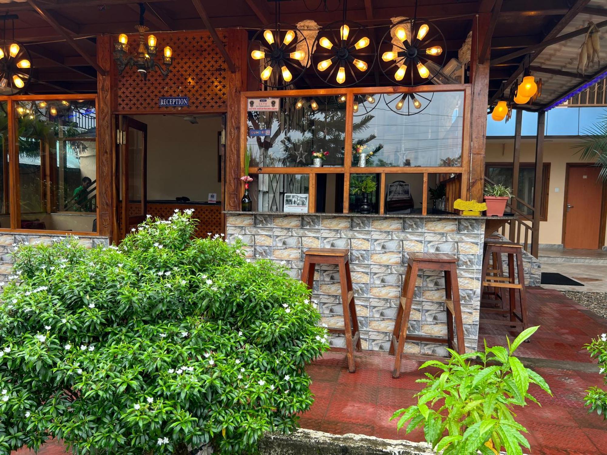 Hotel Ama Garden Sauraha Exterior foto